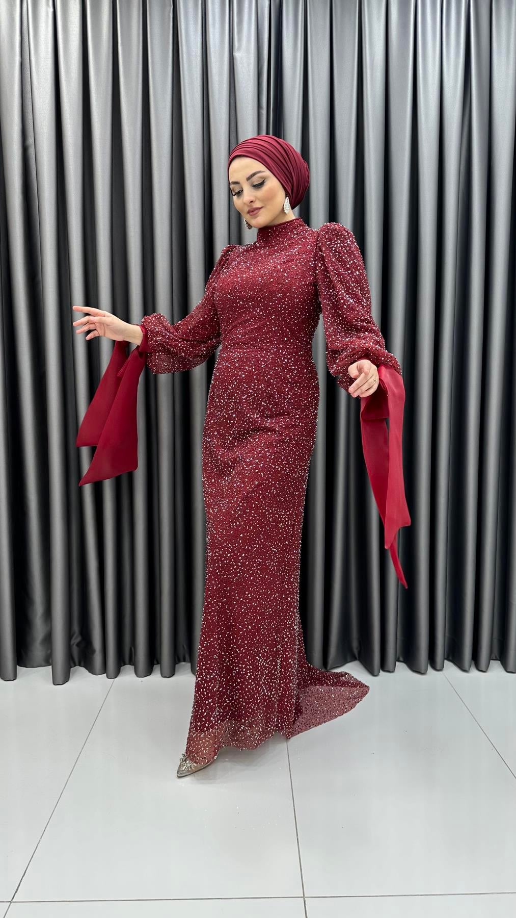 4645 H - Bileği Bağlama Detaylı ve Karpuz Kollu Taşlı Kumaş Abiye Elbise-Bordo