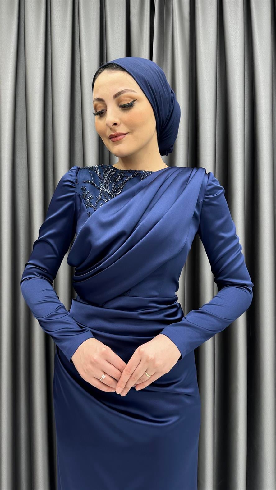 4650 F - Tek Taraf İşleme Detaylı Saten Abiye Elbise-Lacivert