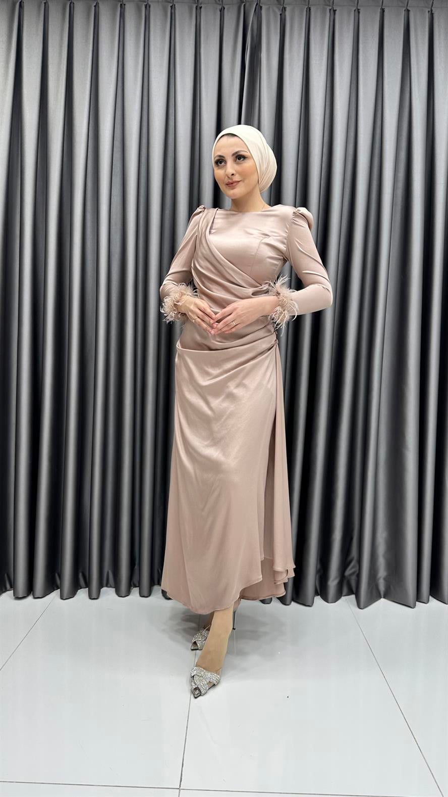 4654 H - Bileği Tüy Detaylı ve Bel Drapeli Kendinden Parlak Kumaş Abiye Elbise-Bej
