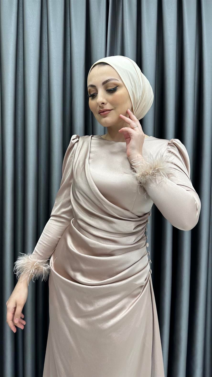 4654 H - Bileği Tüy Detaylı ve Bel Drapeli Kendinden Parlak Kumaş Abiye Elbise-Bej