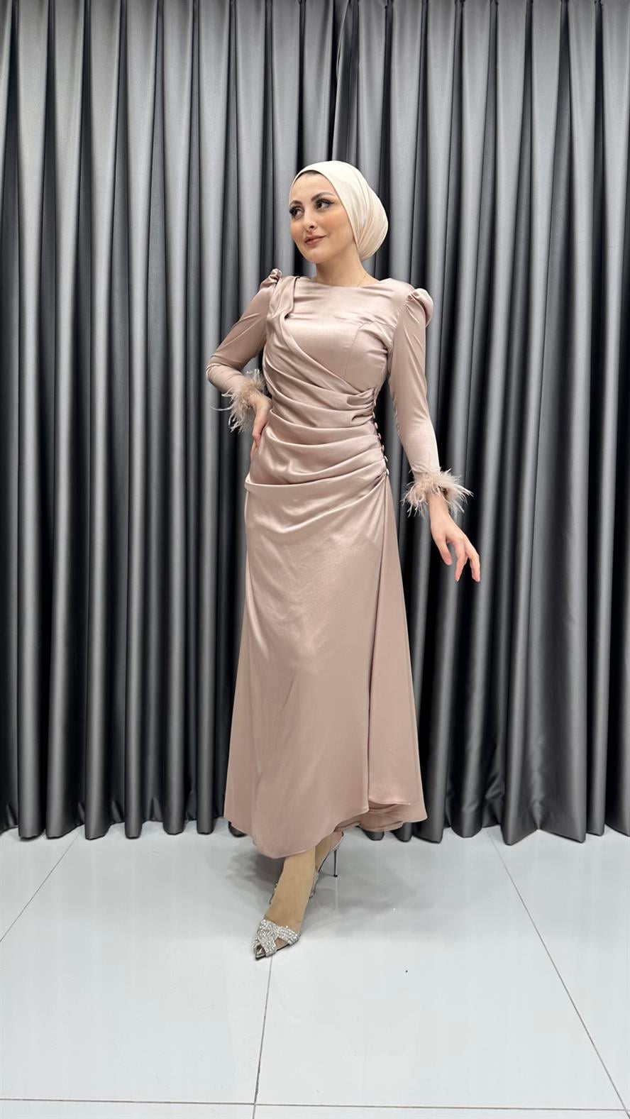 4654 H - Bileği Tüy Detaylı ve Bel Drapeli Kendinden Parlak Kumaş Abiye Elbise-Bej