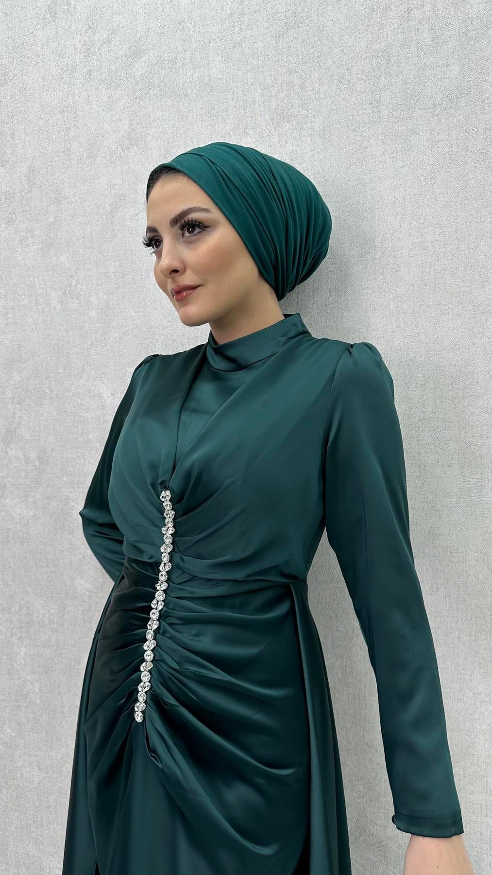 4743 H - LAURA Ek Etek Detaylı ve Taş İşlemeli Drapeli Saten Abiye Elbise-Zümrüt