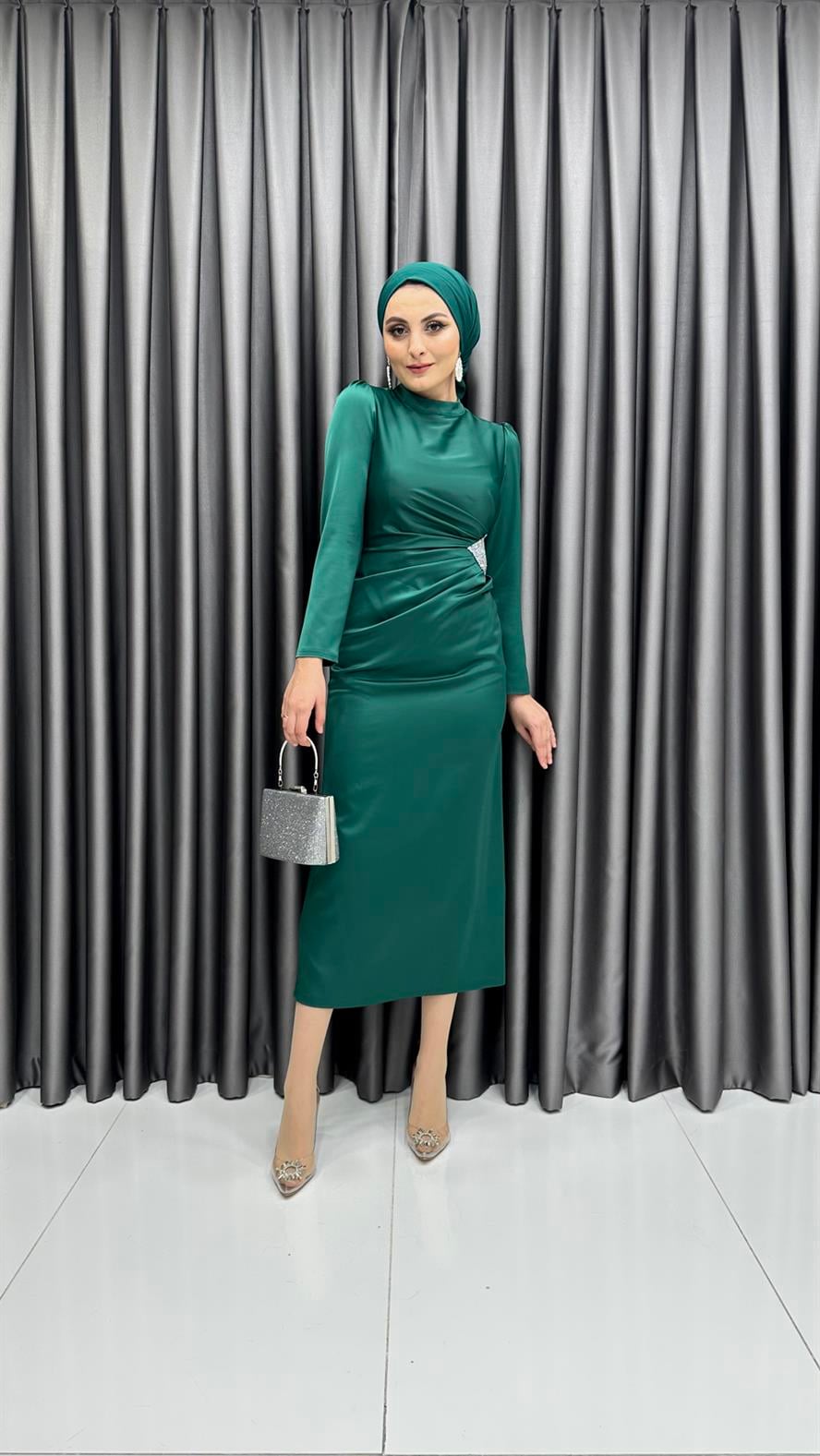 4898 S - Bel Drapeli ve Taş Detaylı Saten Abiye Elbise-Zümrüt