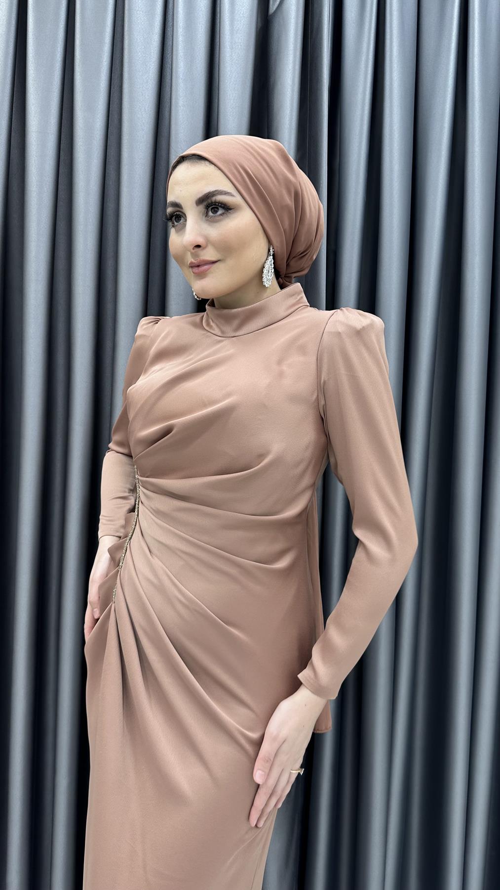 4749 H - SEREN Arkaya Doğru Uzayan Etek Detaylı ve Bel Drapeli Sade Kesim Saten Abiye Elbise-Bisküvi