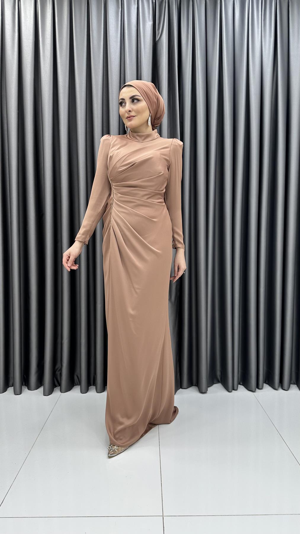 4749 H - SEREN Arkaya Doğru Uzayan Etek Detaylı ve Bel Drapeli Sade Kesim Saten Abiye Elbise-Bisküvi