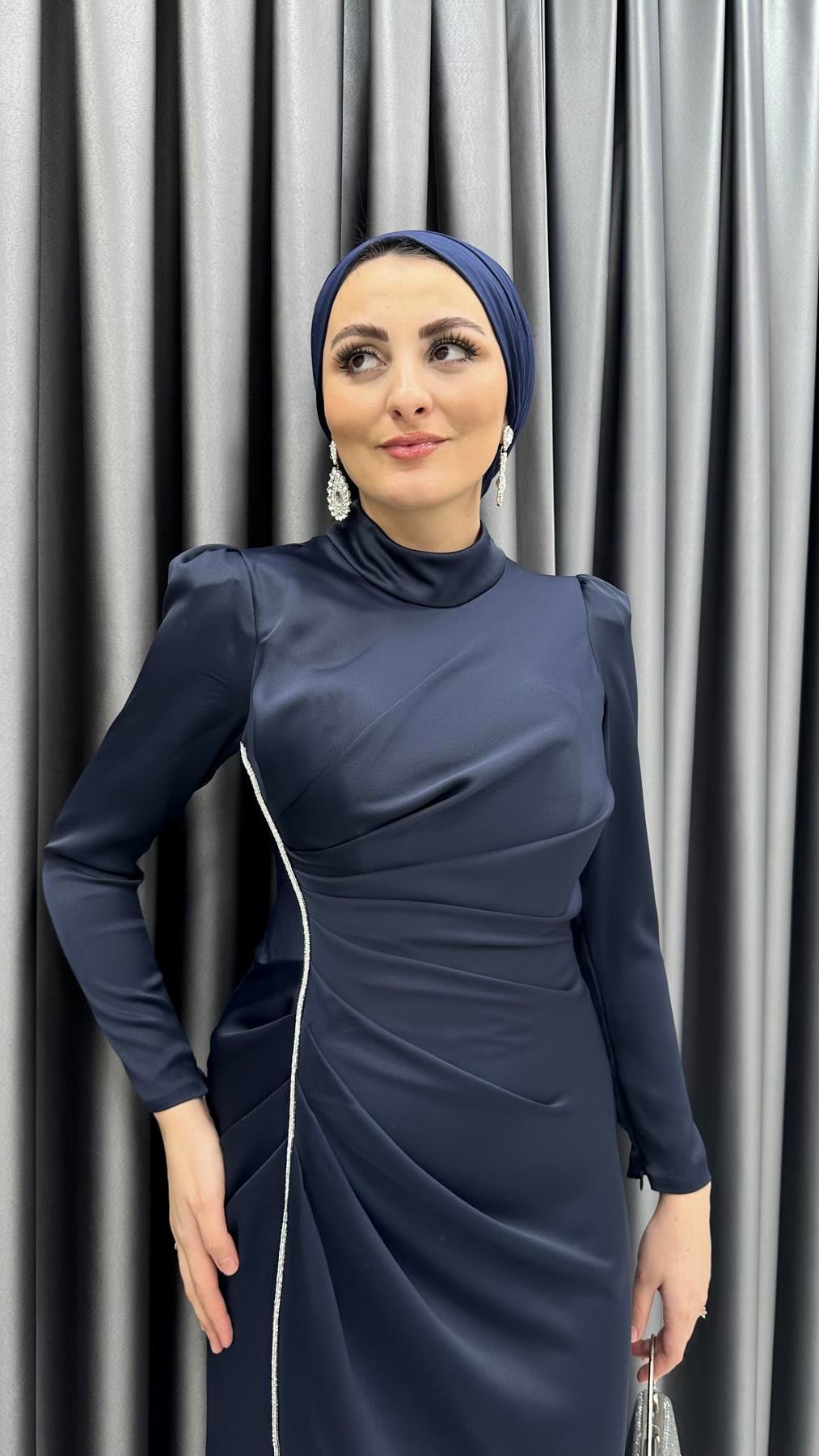 4749 H - SEREN Arkaya Doğru Uzayan Etek Detaylı ve Bel Drapeli Sade Kesim Saten Abiye Elbise-Lacivert
