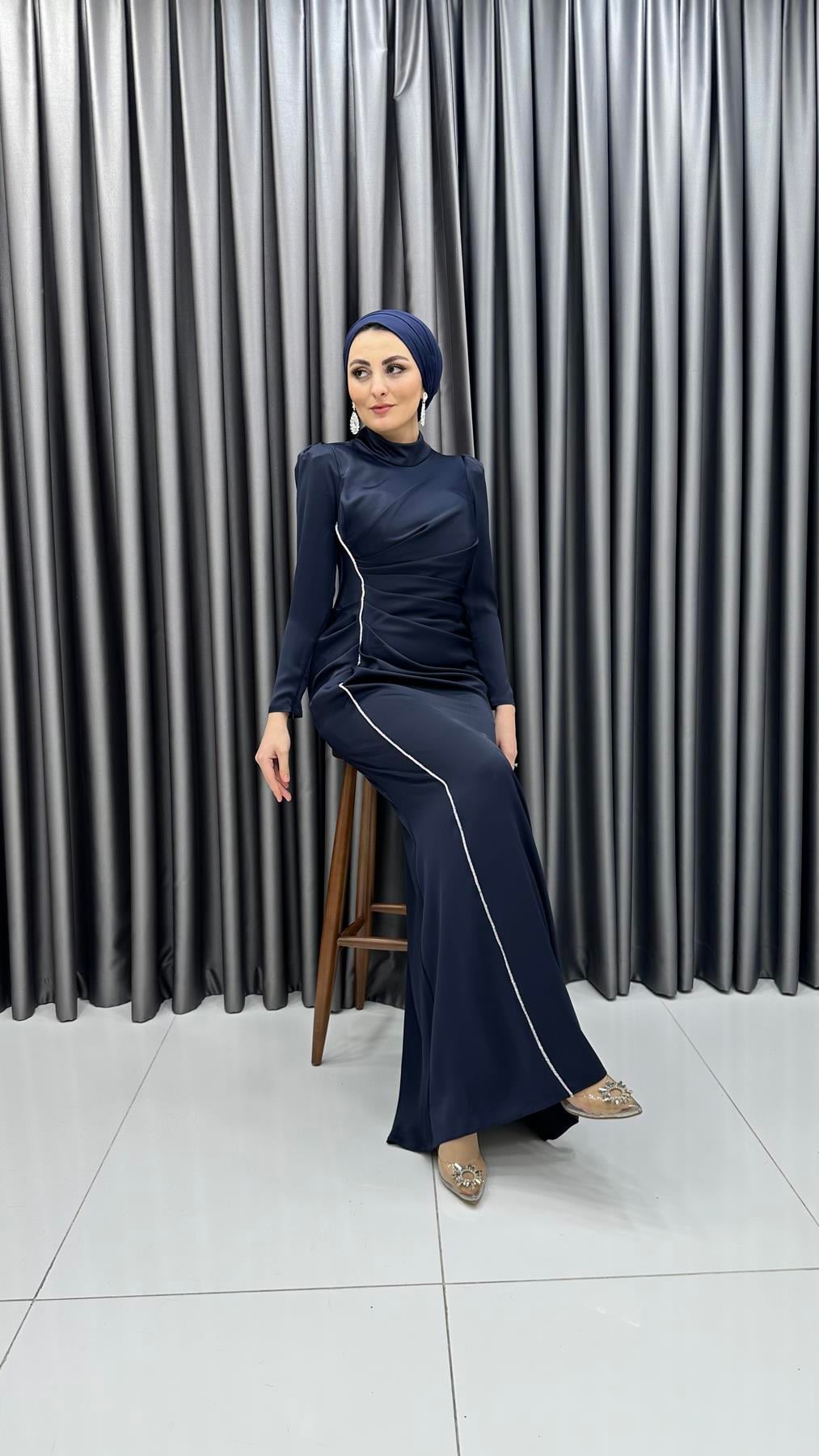 4749 H - SEREN Arkaya Doğru Uzayan Etek Detaylı ve Bel Drapeli Sade Kesim Saten Abiye Elbise-Lacivert