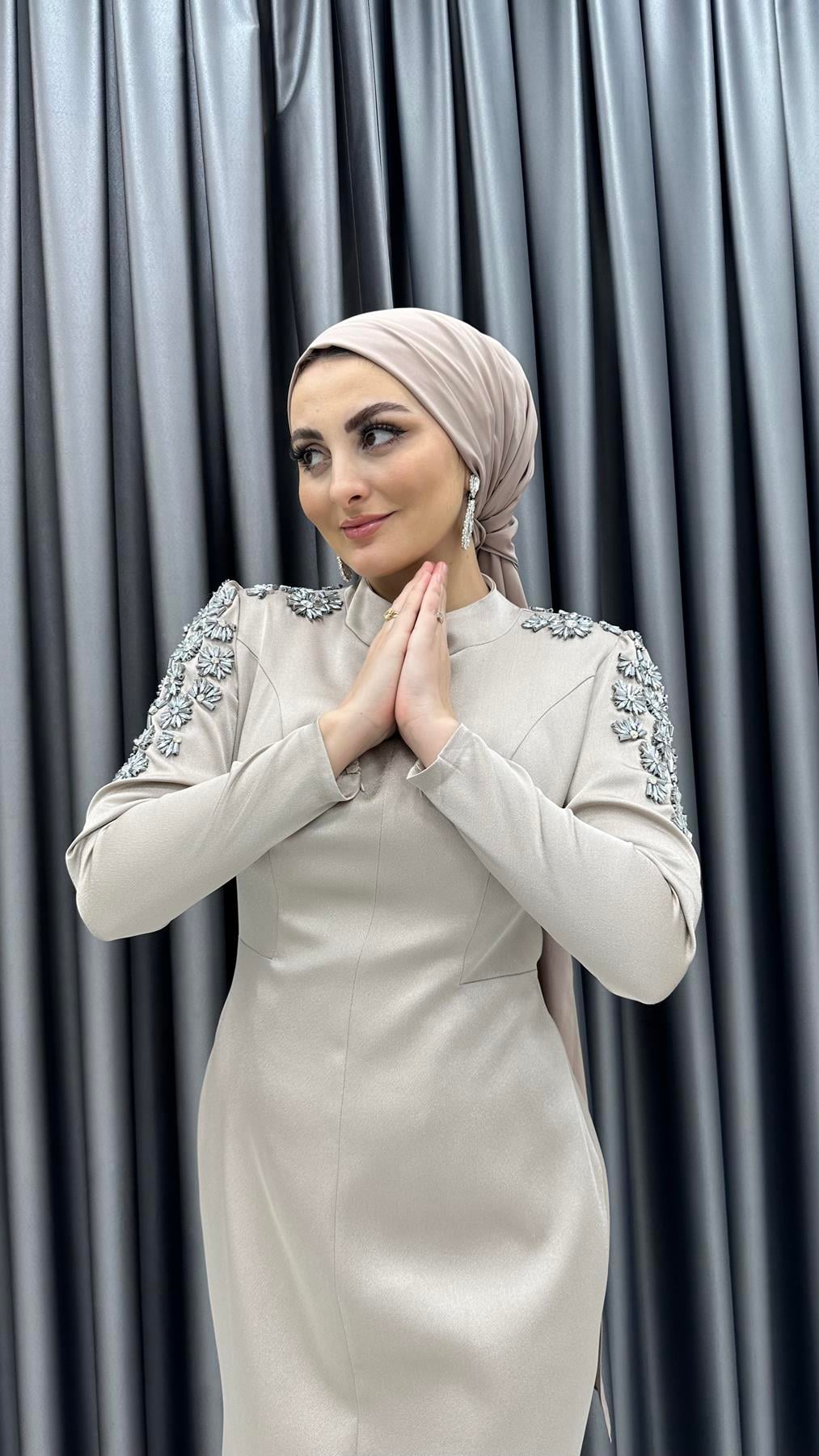 4756 H - PAMELA Omuzlarda Taş Motifli ve Balık Etek Kesimli Saten Abiye Elbise-Bej
