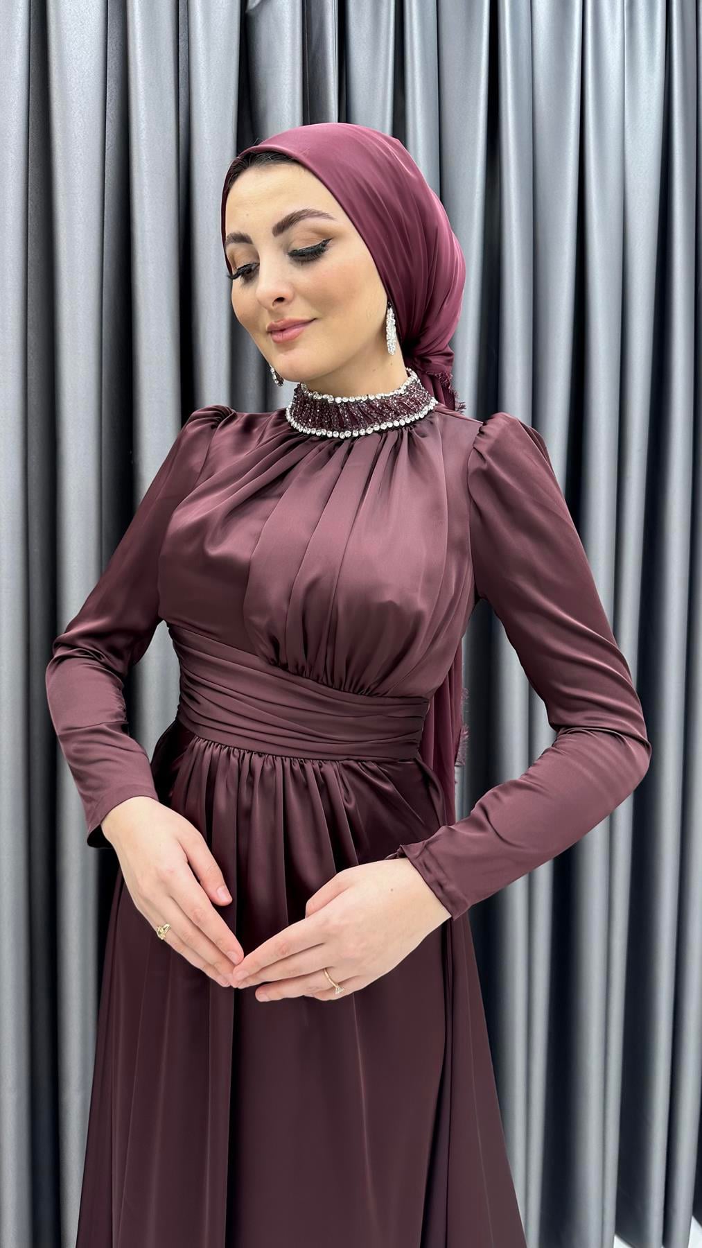 4771 H - RAHMA Taş İşlemeli Yakalık ve Göğüs Drapesi Detaylı Saten Abiye Elbise-Bordo
