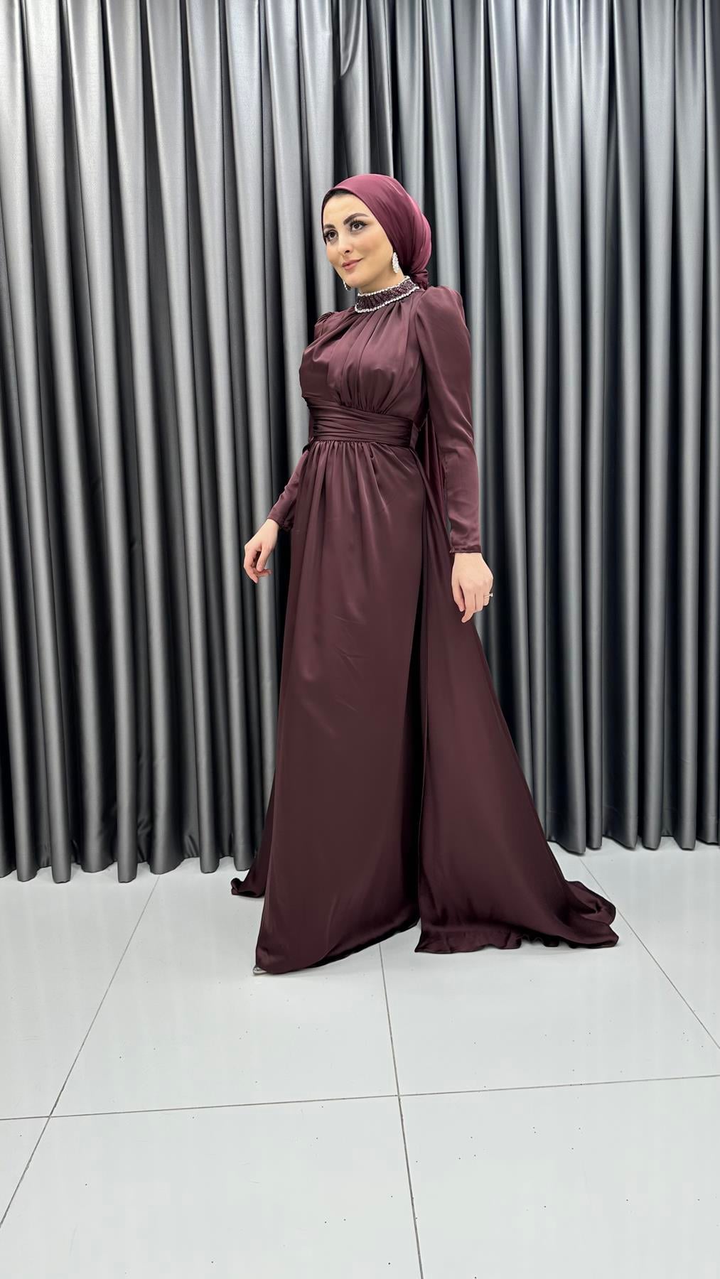 4771 H - RAHMA Taş İşlemeli Yakalık ve Göğüs Drapesi Detaylı Saten Abiye Elbise-Bordo