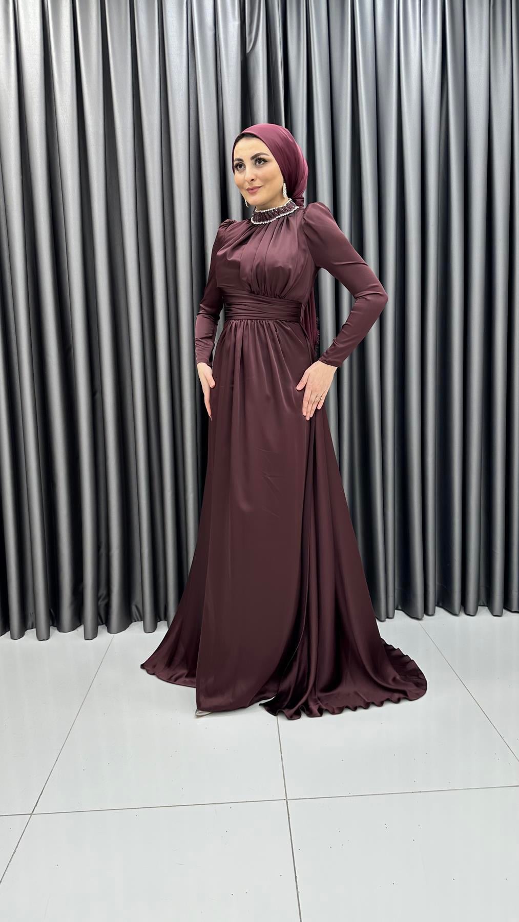 4771 H - RAHMA Taş İşlemeli Yakalık ve Göğüs Drapesi Detaylı Saten Abiye Elbise-Bordo