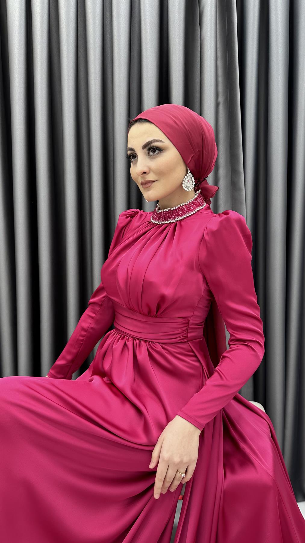 4771 H - RAHMA Taş İşlemeli Yakalık ve Göğüs Drapesi Detaylı Saten Abiye Elbise-Fuşya