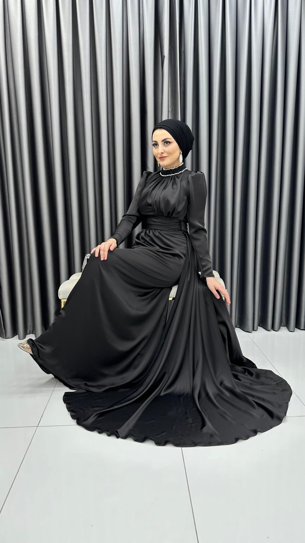 4771 H - RAHMA Taş İşlemeli Yakalık ve Göğüs Drapesi Detaylı Saten Abiye Elbise-Siyah