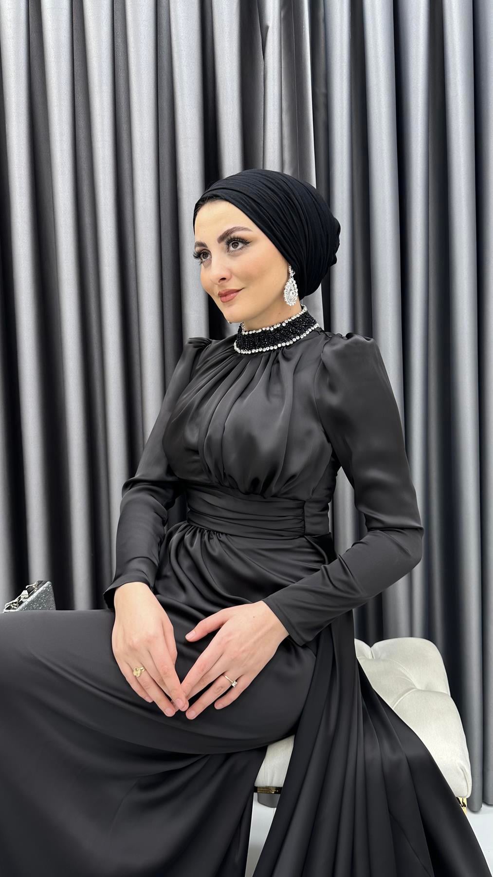 4771 H - RAHMA Taş İşlemeli Yakalık ve Göğüs Drapesi Detaylı Saten Abiye Elbise-Siyah