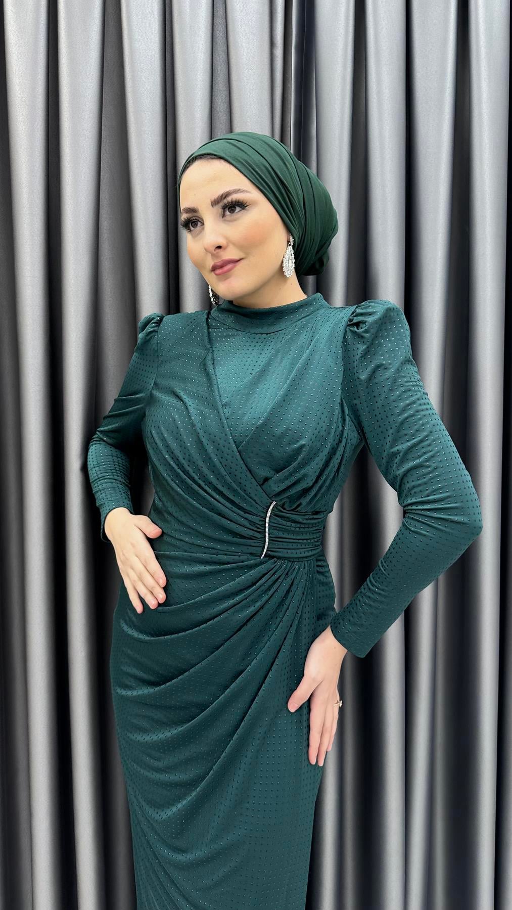 4787 H - ASRIN Drape Görünümlü ve Karpuz Kollu Sandy Kumaş Abiye Elbise-Zümrüt