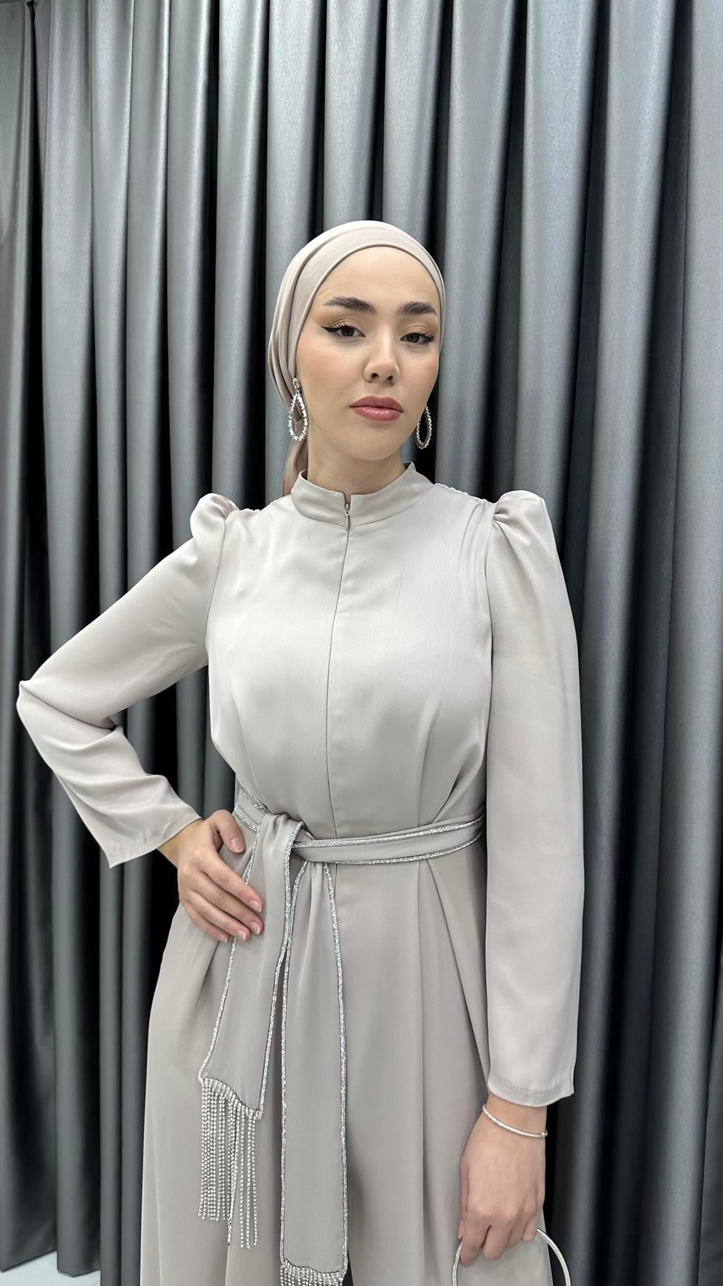 4816 H - MERVE Belden Bağlama ve Pelerin Detaylı Pantolonlu Saten Abiye-Taş