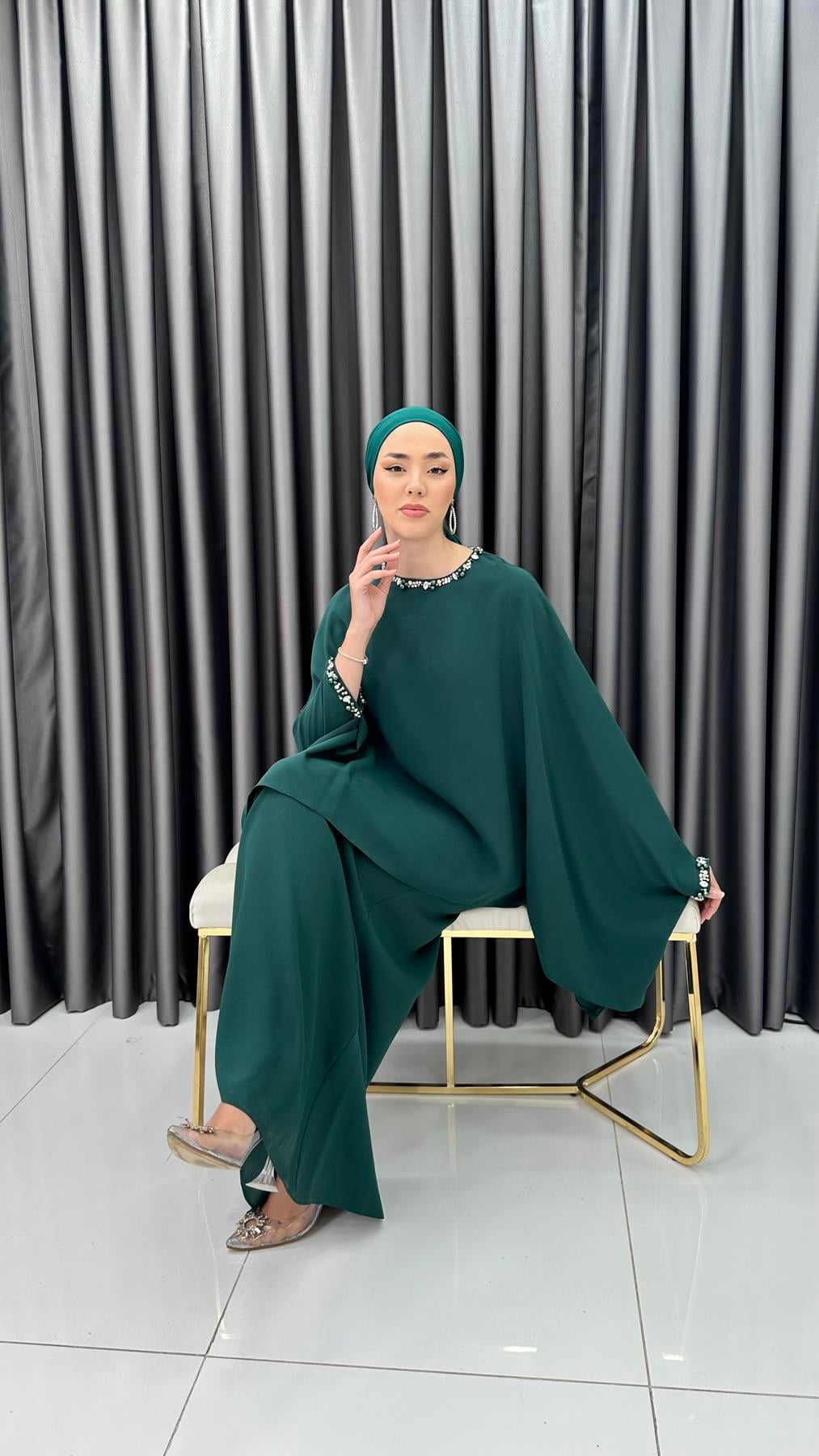 4819 H - DİLA Pelerin Üst ve Taş Detaylı Krep Abiye Elbise-Zümrüt