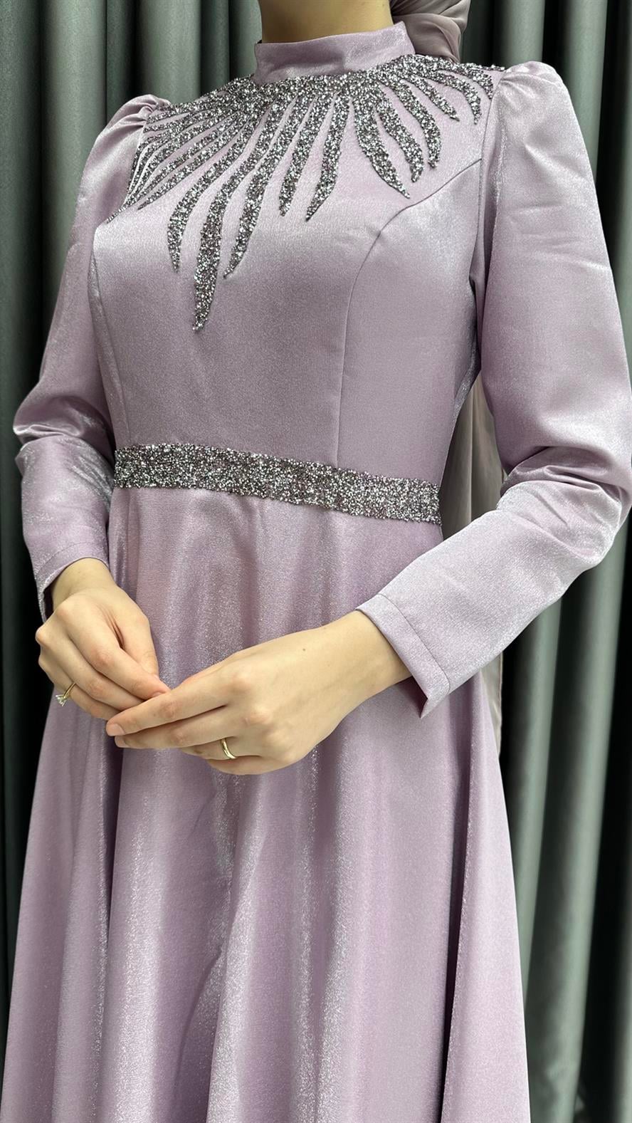 594 G - Saçaklı Yaka ve Kemer İşlemeli Saten Abiye Elbise-Lila