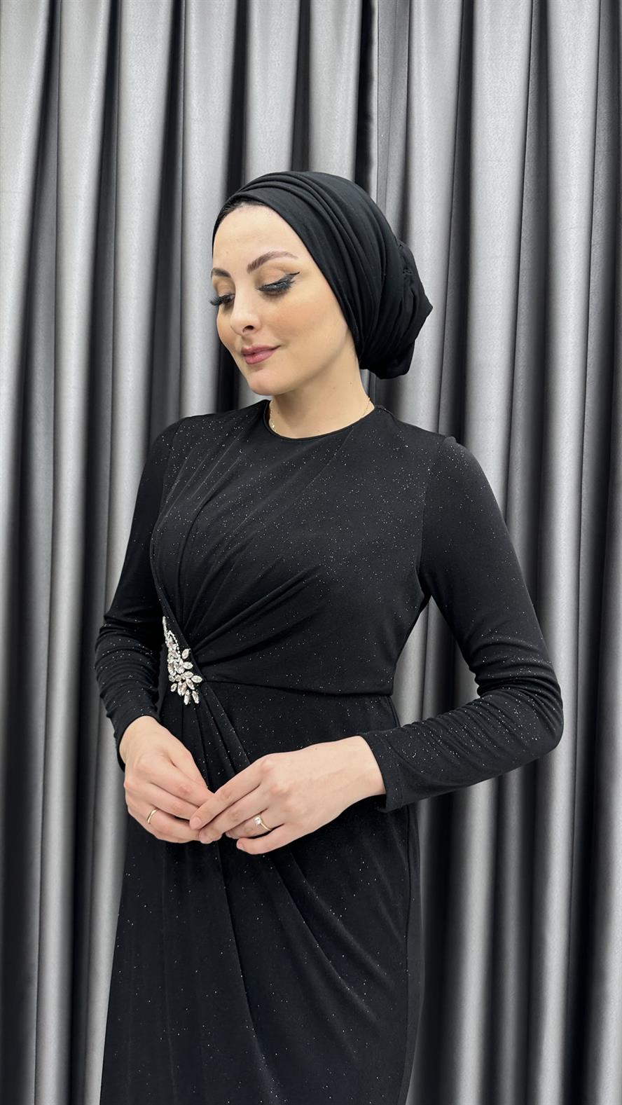 617 F - Belde Broş Detaylı Kendinden Simli Sade Tasarımlı Abiye Elbise-Siyah