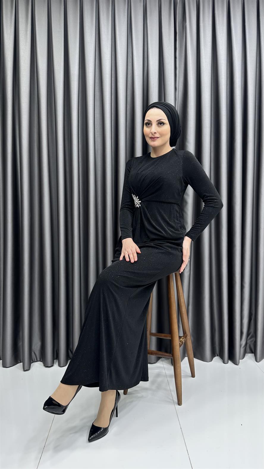 617 F - Belde Broş Detaylı Kendinden Simli Sade Tasarımlı Abiye Elbise-Siyah