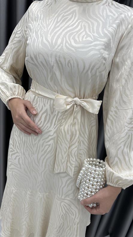 1419 O - Belden Bağlama ve Katlı Etek Detaylı Jakar Bayan Elbise-Bej