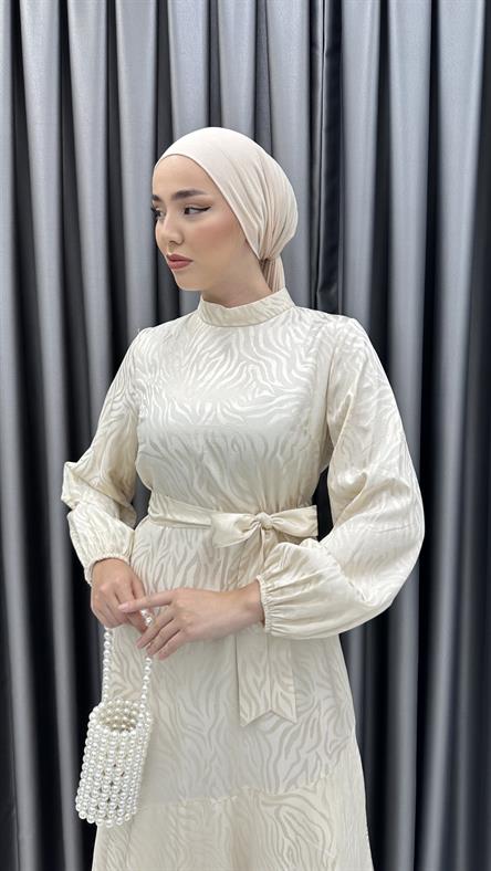 1419 O - Belden Bağlama ve Katlı Etek Detaylı Jakar Bayan Elbise-Bej