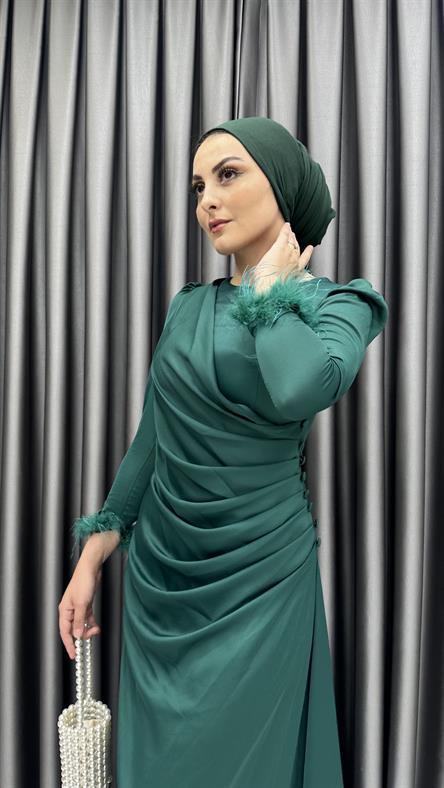 4572 H - Hafif Drapeli ve Bilekte Tüy Detaylı Saten Abiye Elbise-Zümrüt