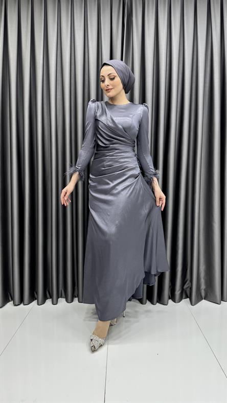 4654 H - Bileği Tüy Detaylı ve Bel Drapeli Kendinden Parlak Kumaş Abiye Elbise-Gri