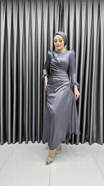 4654 H - Bileği Tüy Detaylı ve Bel Drapeli Kendinden Parlak Kumaş Abiye Elbise-Gri