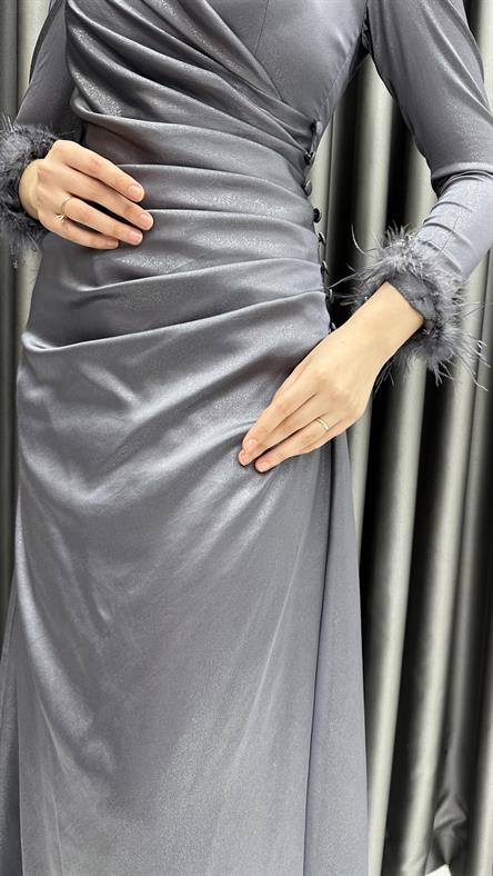 4654 H - Bileği Tüy Detaylı ve Bel Drapeli Kendinden Parlak Kumaş Abiye Elbise-Gri