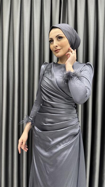 4654 H - Bileği Tüy Detaylı ve Bel Drapeli Kendinden Parlak Kumaş Abiye Elbise-Gri