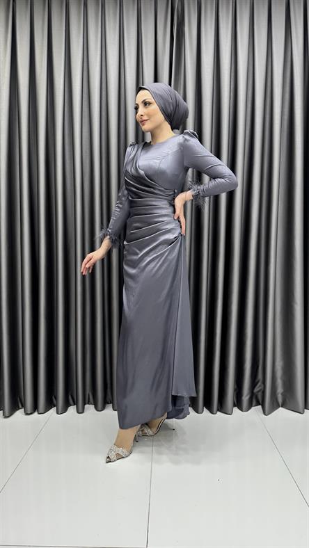 4654 H - Bileği Tüy Detaylı ve Bel Drapeli Kendinden Parlak Kumaş Abiye Elbise-Gri