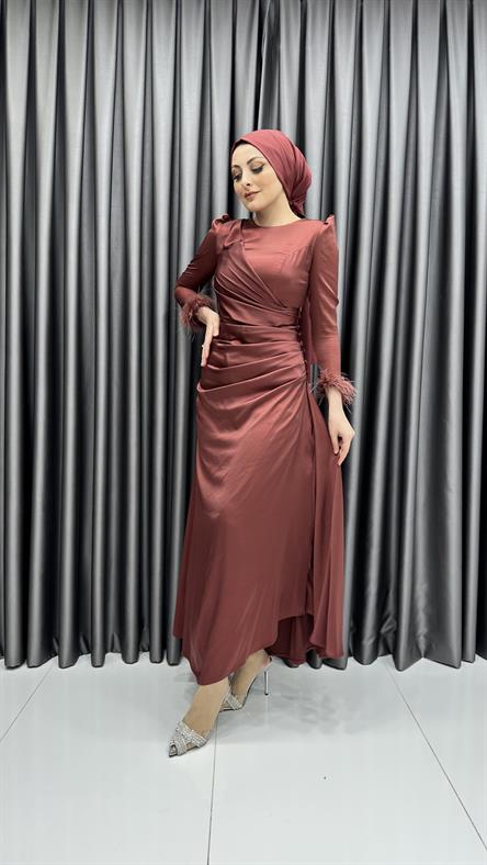 4654 H - Bileği Tüy Detaylı ve Bel Drapeli Kendinden Parlak Kumaş Abiye Elbise-Kiremit