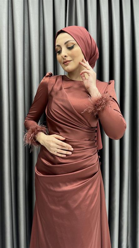 4654 H - Bileği Tüy Detaylı ve Bel Drapeli Kendinden Parlak Kumaş Abiye Elbise-Kiremit