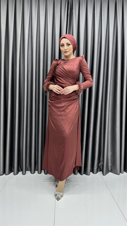 4654 H - Bileği Tüy Detaylı ve Bel Drapeli Kendinden Parlak Kumaş Abiye Elbise-Kiremit