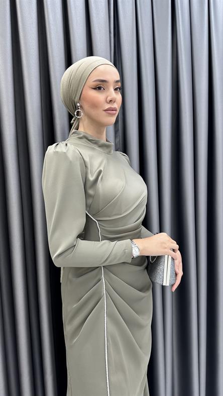 4749 H - SEREN Arkaya Doğru Uzayan Etek Detaylı ve Bel Drapeli Sade Kesim Saten Abiye Elbise-Yağ Yeşili