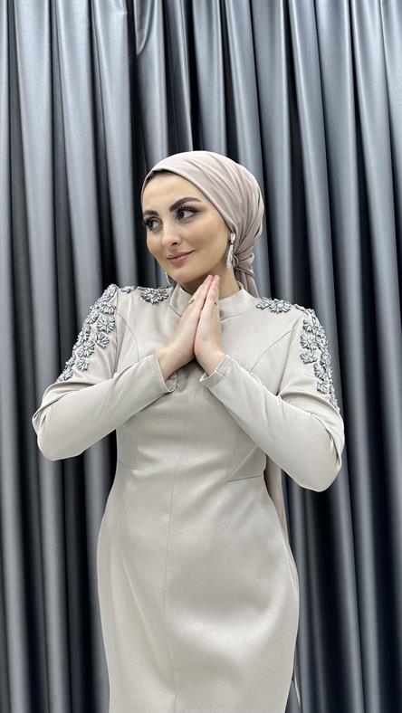 4756 H - PAMELA Omuzlarda Taş Motifli ve Balık Etek Kesimli Saten Abiye Elbise-Bej