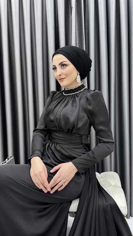4771 H - RAHMA Taş İşlemeli Yakalık ve Göğüs Drapesi Detaylı Saten Abiye Elbise-Siyah