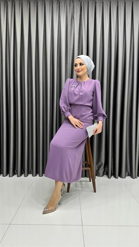 4784 S - Üstü Bol Kesim ve Broş Detaylı Krep Bayan Elbise-Lila