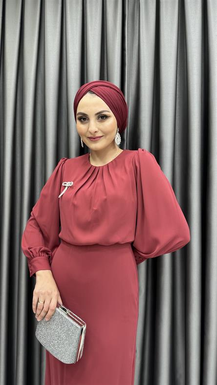 4784 S - Üstü Bol Kesim ve Broş Detaylı Krep Bayan Elbise-Marsala