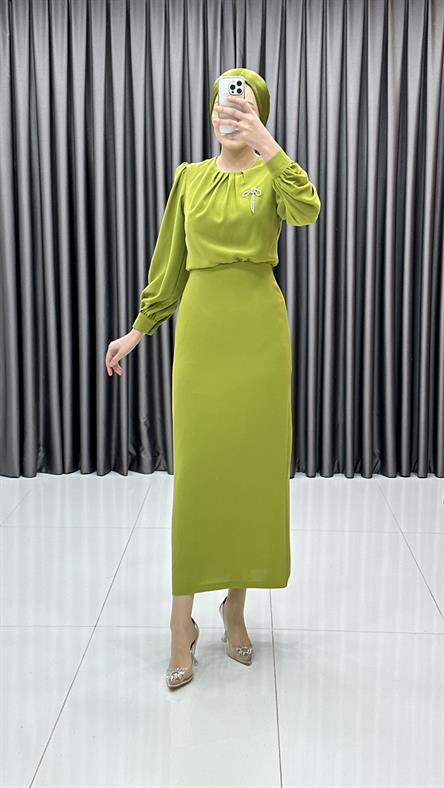 4784 S - Üstü Bol Kesim ve Broş Detaylı Krep Bayan Elbise-Yağ Yeşili