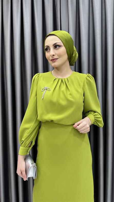 4784 S - Üstü Bol Kesim ve Broş Detaylı Krep Bayan Elbise-Yağ Yeşili