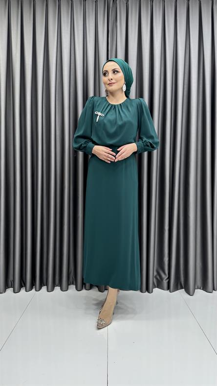 4784 S - Üstü Bol Kesim ve Broş Detaylı Krep Bayan Elbise-Zümrüt