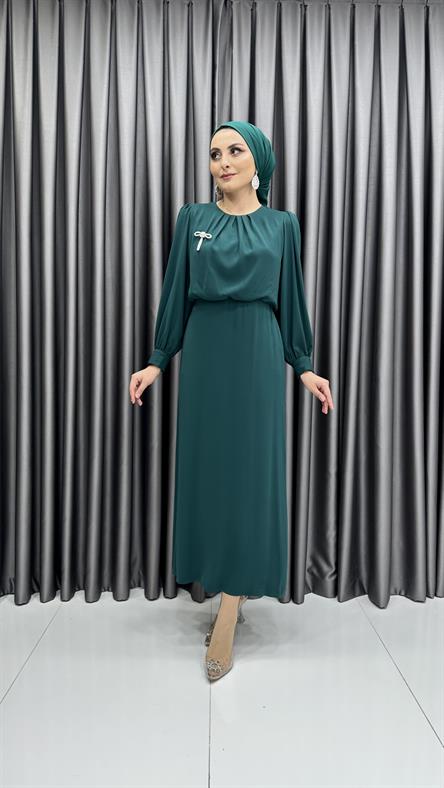 4784 S - Üstü Bol Kesim ve Broş Detaylı Krep Bayan Elbise-Zümrüt