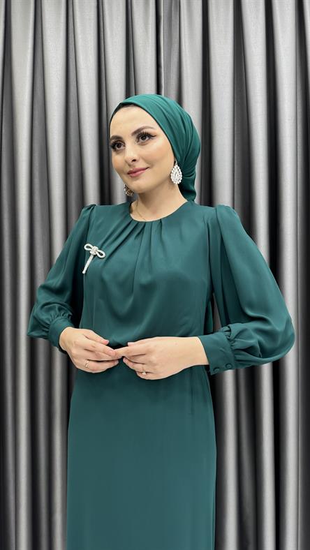 4784 S - Üstü Bol Kesim ve Broş Detaylı Krep Bayan Elbise-Zümrüt