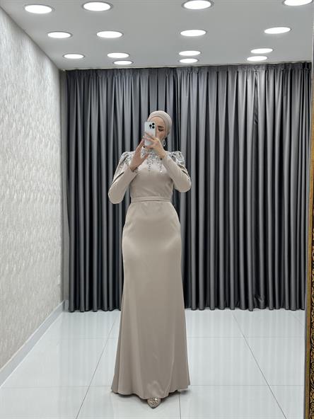 4803 H - AHUSE Taş İşlemeli ve Kemer Detaylı Hafif Balık Kesim Saten Abiye Elbise-Bej