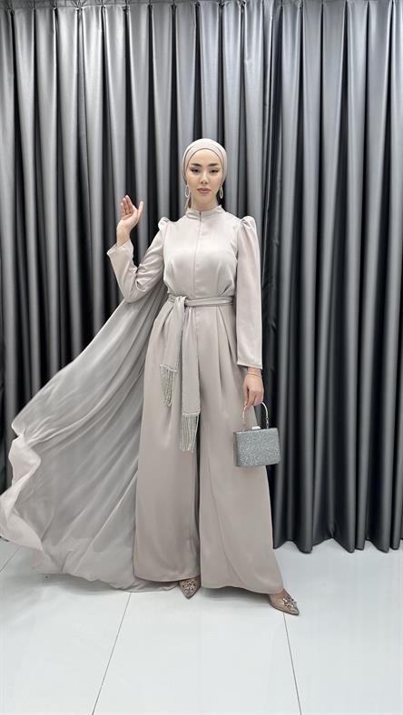 4816 H - MERVE Belden Bağlama ve Pelerin Detaylı Pantolonlu Saten Abiye-Taş