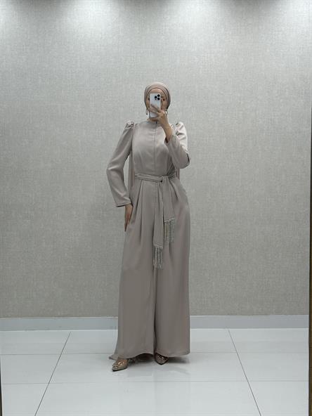 4816 H - MERVE Belden Bağlama ve Pelerin Detaylı Pantolonlu Saten Abiye-Taş