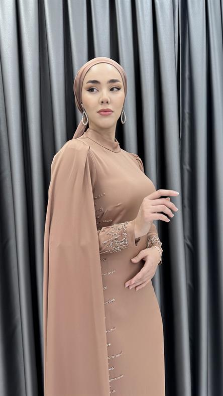 4827 H - HERA Pelerin Kol ve Boncuk İşleme Detaylı Saten Abiye Elbise-Bisküvi