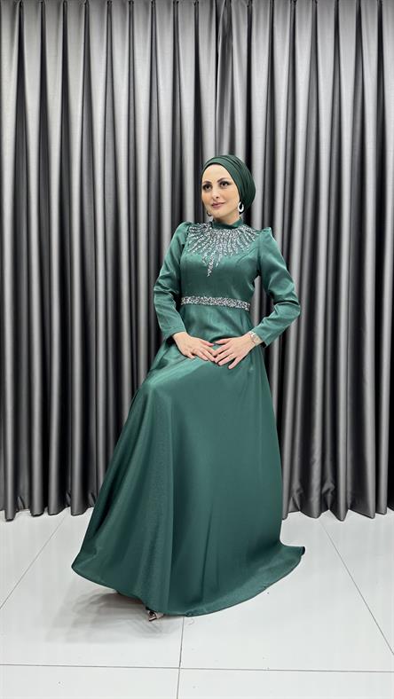 594 G - Saçaklı Yaka ve Kemer İşlemeli Saten Abiye Elbise-Zümrüt